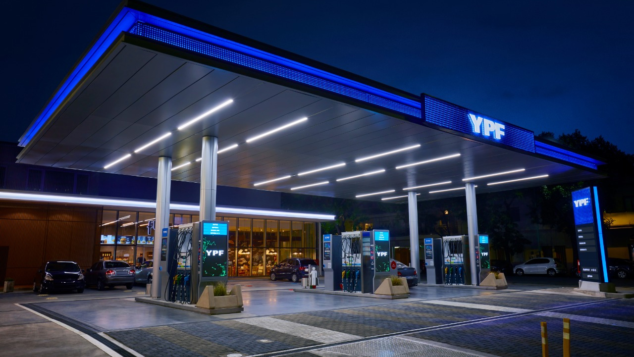 Críticas a descuentos nocturnos y autodespacho en YPF: `Es una engaña pichanga´