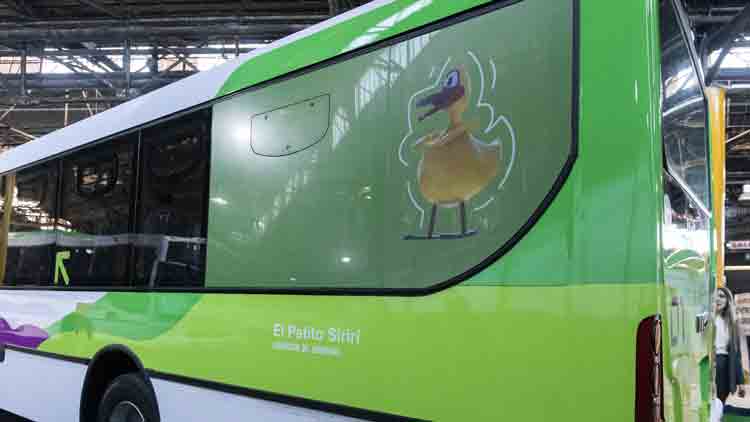 Renovación del transporte urbano: la Intendenta Romero recorrió la planta donde se fabrican las nuevas unidades