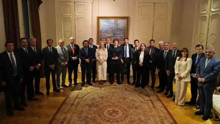 Milei recibió a los gobernadores y logró acuerdo de base: Presupuesto primero, triple reforma después