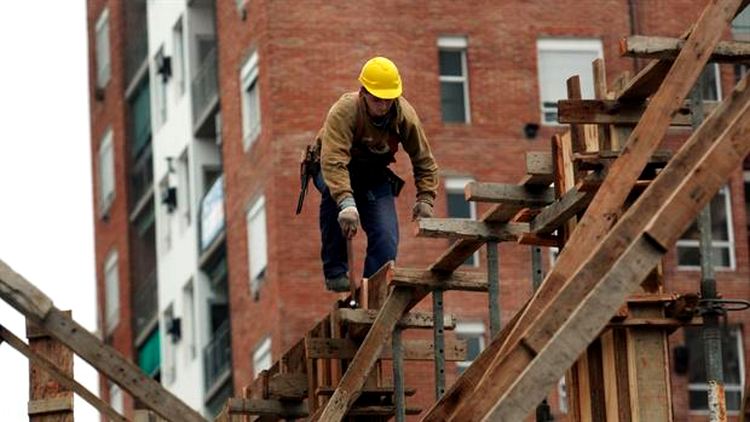 La construcción en alerta: la venta de insumos cayó en el país 11,5% durante enero