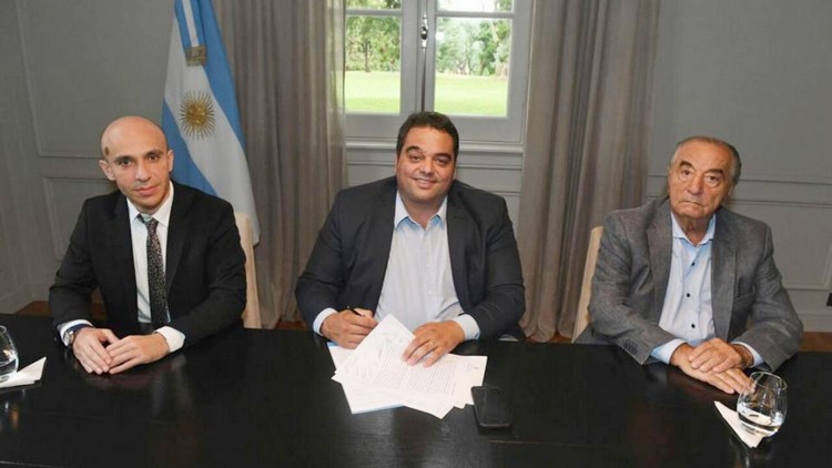 Remí Betieh (Carrefour), Jorge Triaca (Ministro) y Armando Cavalieri (Comercio)