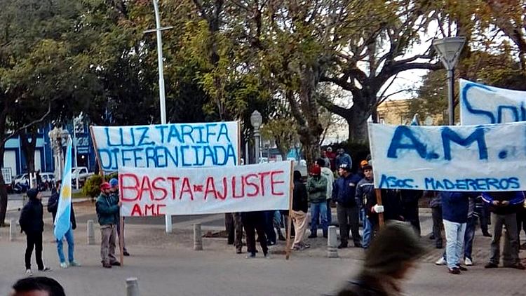 Empresarios de la madera protestan frente a la Municipalidad de Concordia.