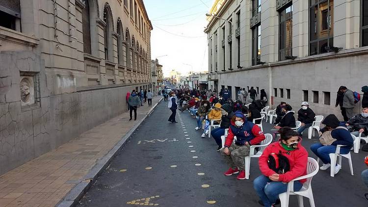Largas filas de gente en Paraná || Foto: Análisis