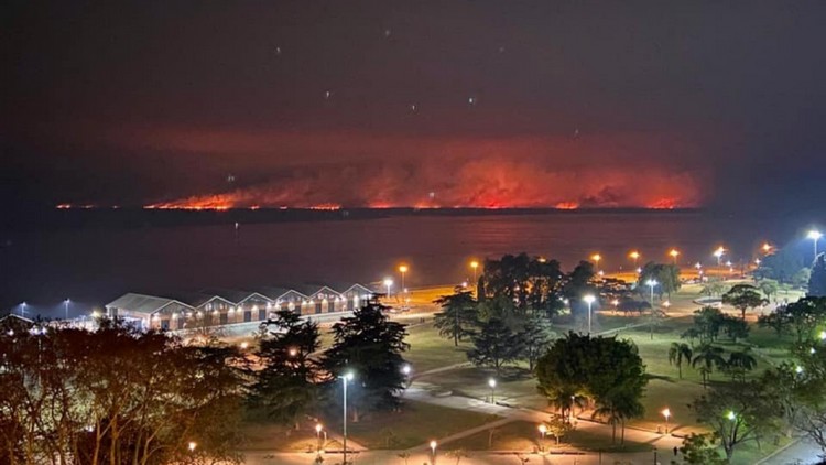 Panorámica del domingo a la noche de los incendios en las islas desde la costa central de Rosario.