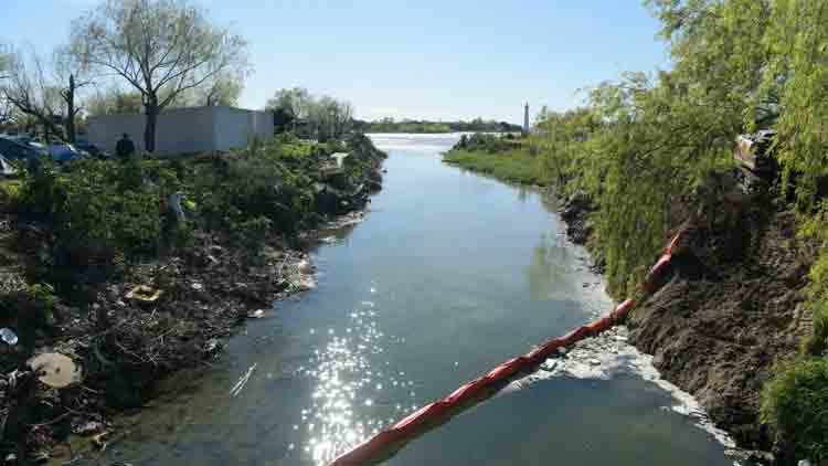 Barrera de limpieza en el arroyo: inició el plan de manejo de residuos en Paraná