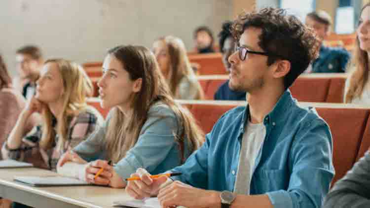 Más jóvenes terminan la secundaria, pero las desigualdades socioeconómicas condicionan la trayectoria educativa
