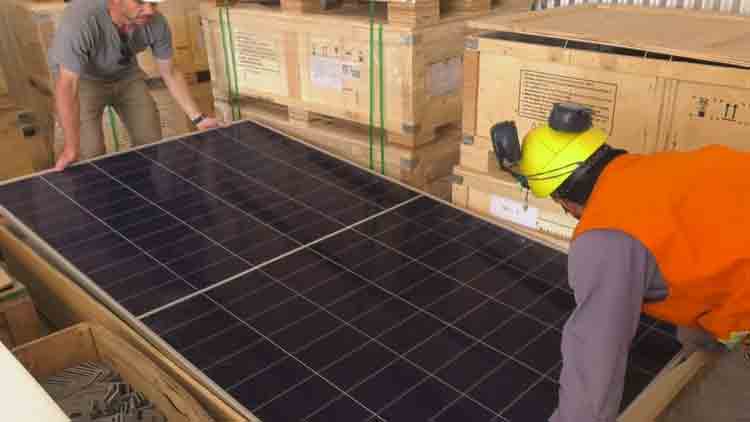 Avanza la instalación de las estructuras fotovoltaicas en el Parque Industrial de Paraná