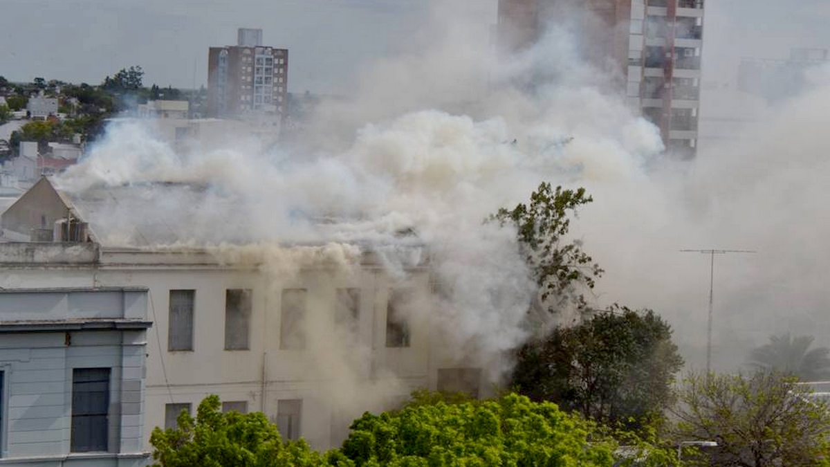 Incendio en Escuela Rivadavia de Paraná - (Foto: Paraná hacia el mundo)